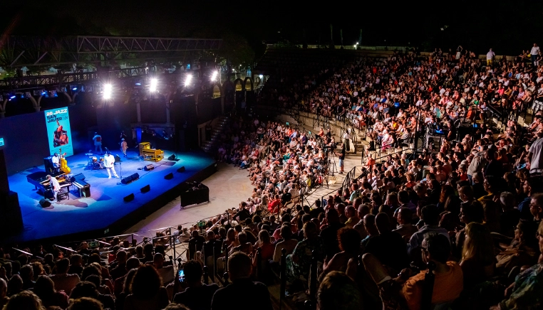 Grupo Camaleón Creativos colabora con el ayuntamiento de San Javier diseñando el material gráfico y promocional del Festival de Jazz 2025.